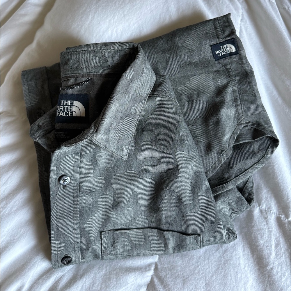 The North Face gray camo button-down men’s M
